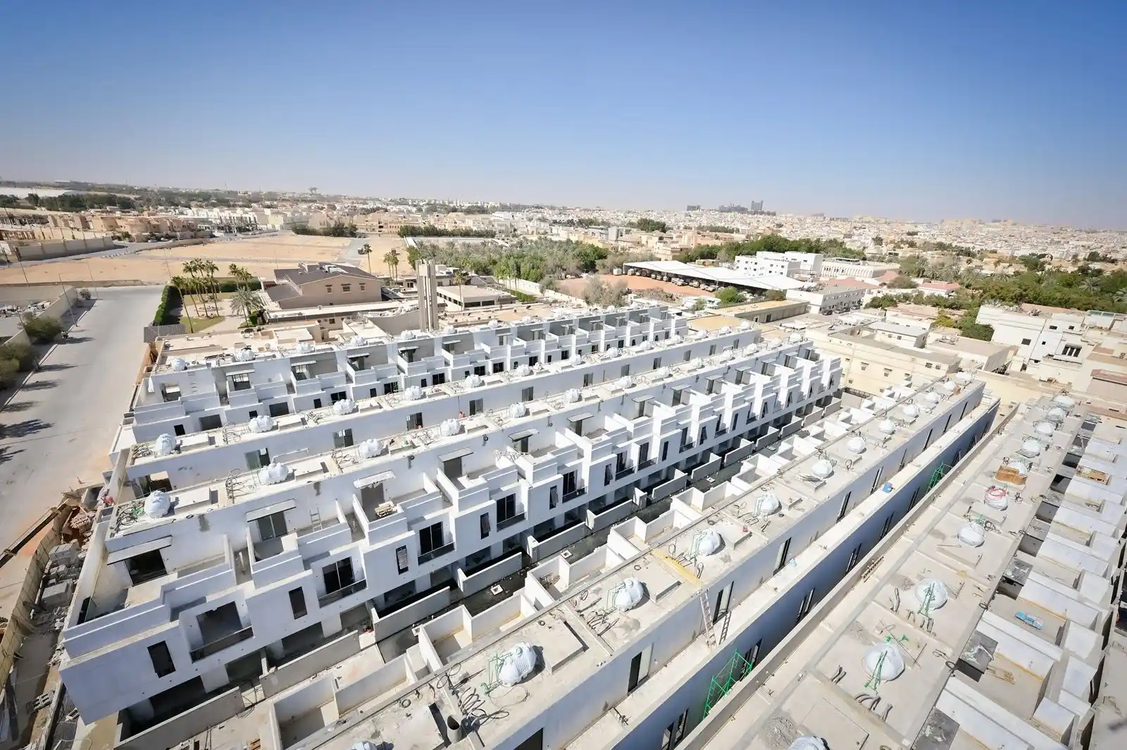 Image from عداد مشاريع الرياض: مجمع🏘️ مغلق 🔐مستدام 🌴 بنسبة انجاز تتخطى ال 93 % يعتبر مجمع جرين في...