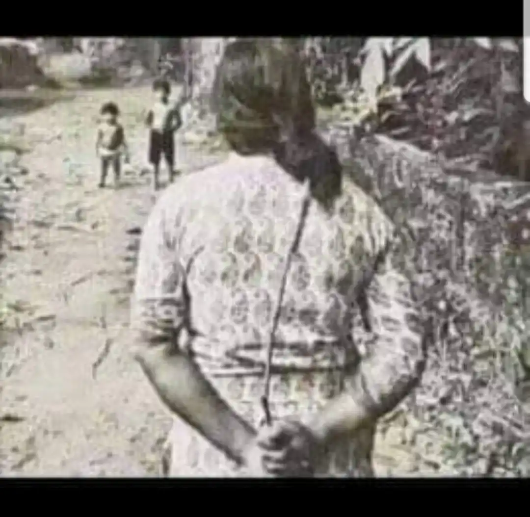 Image from إنسى همگ بقناة الشايب ☻🌱 .: من الصور التاريخيه النادره 😂😂صوره لنبع الحنان وهي تحاول استدراج العد...