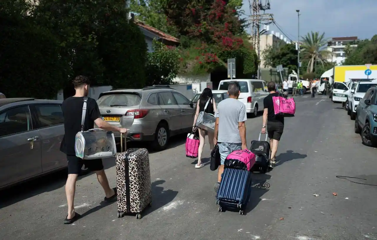 Image from Snaatv.com: مستوطنون ينزحون من منازل يسكنون فيها بعد الرشقة الصاروخية الاخيرة من إ...