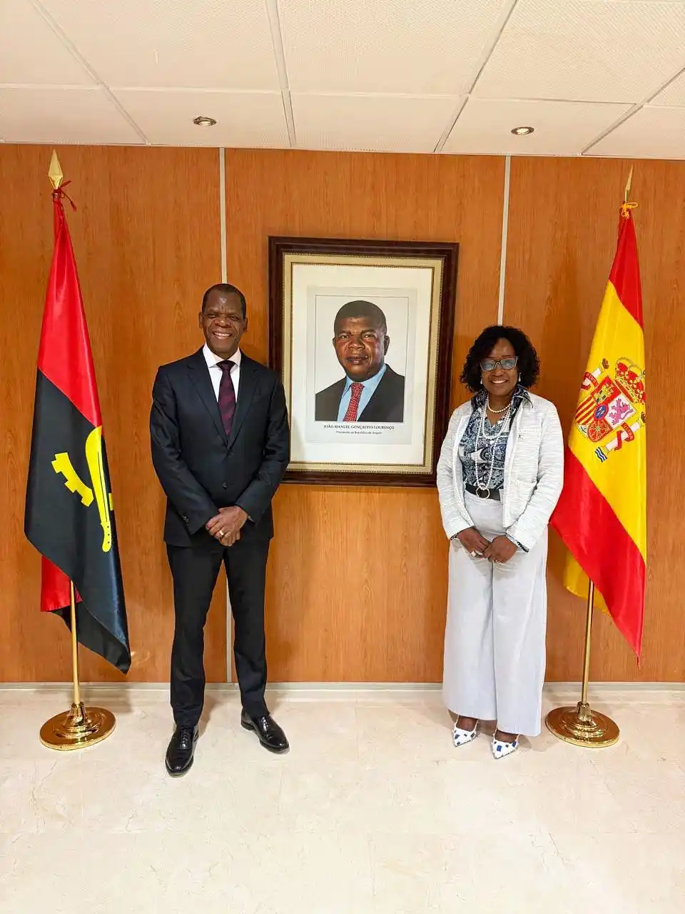 Image from Petro de Luanda : Petro representado com orgulho além-fronteiras 🇦🇴🤝🇪🇸  Durante a s...