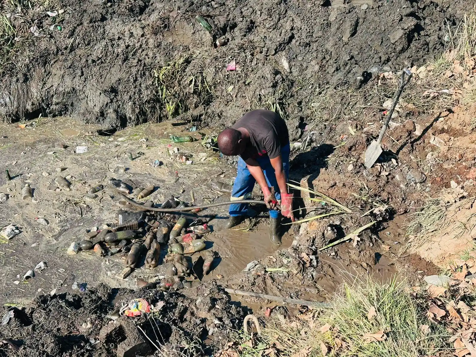 Image from uMngeni Municipality : A MUNICIPALITY AT WORK Our roads and stormwater team unblocking an ou...
