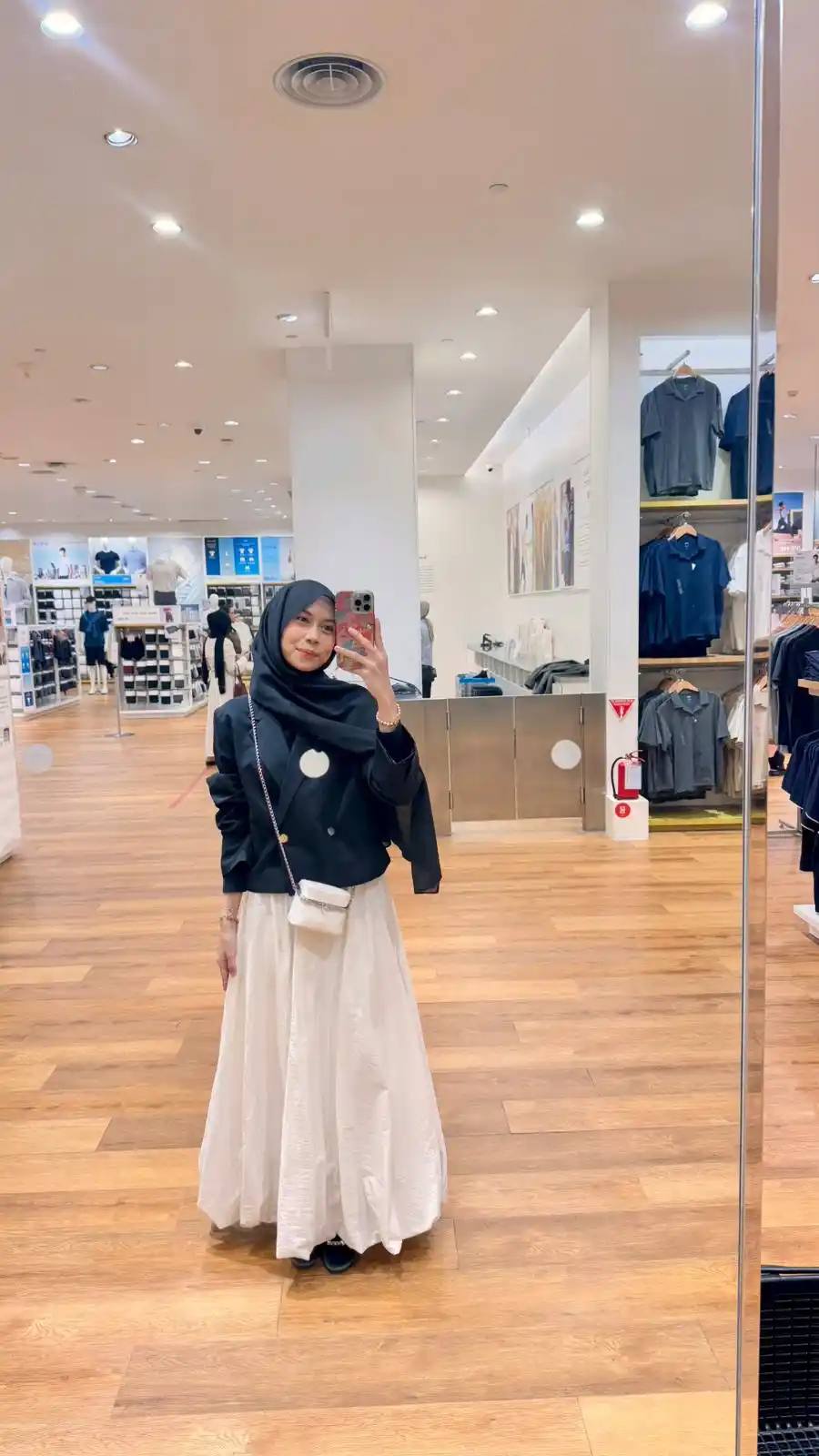 Image from jasmine si petualang: gak suka bgt outfitnya jujur blazer kegedean, jilbab HITAM!, ciput gae...