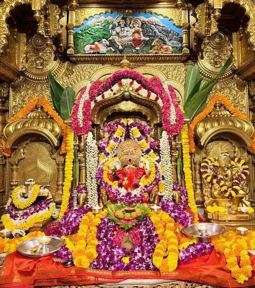 Image from अयोध्या दर्शन हनुमानगढ़ी 🇩💲🛕🙏🏻🚩: *🌸 ॐ गं गणपतये नम:🌸* *"आज प्रात: कालीन मंगला आरती के दिव्य दर्शनम"*...