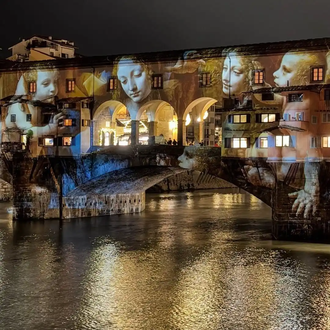 Image from Samurái de Occidente: 📷 Proyección de una obra de Leonardo da Vinci en el casco antiguo de ...