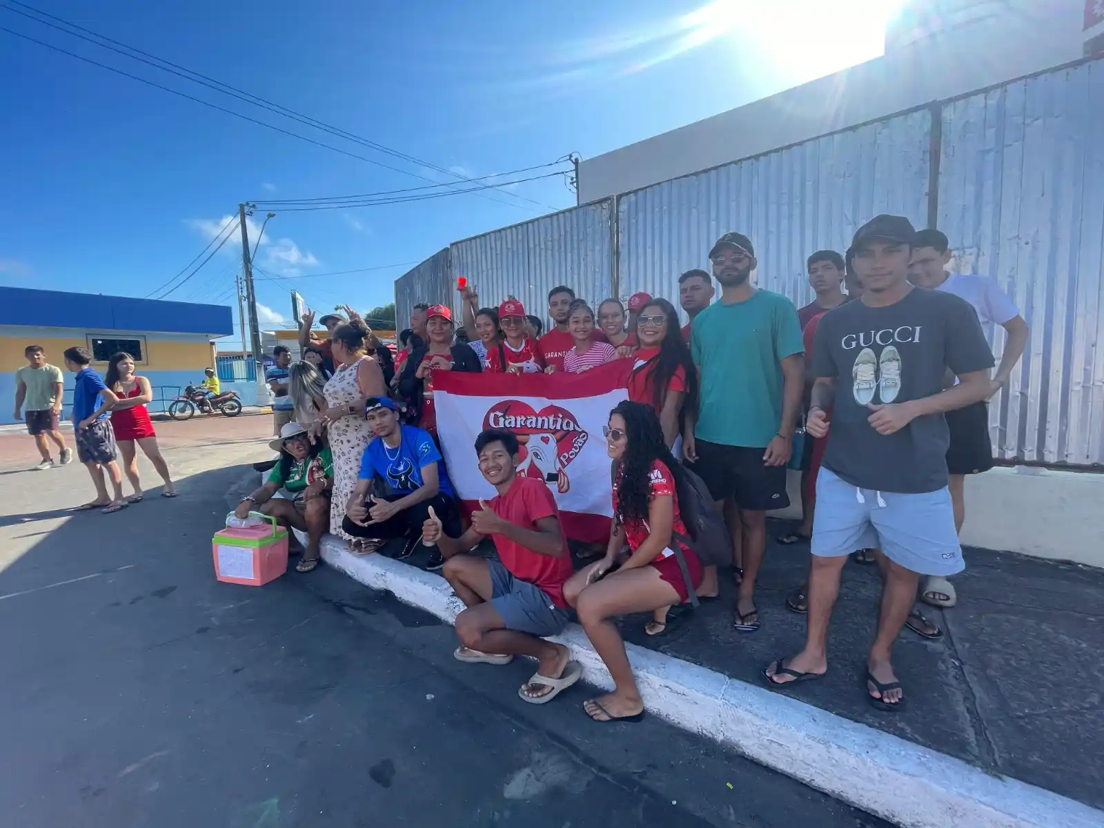 Image from g1 AM: *PM diz que vai retirar torcedores que estão em fila no bumbódromo de ...