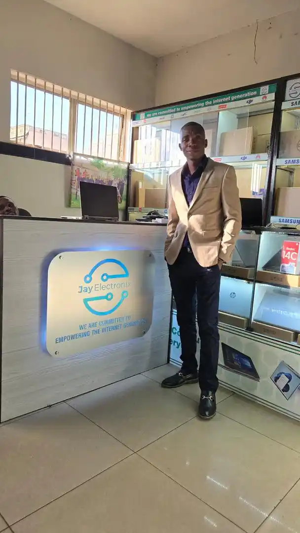 Image from Fine Gadgets Technologies [Jay Eletro Tanaka]: Right, JayTribe Rate our New Reception on a scale of 1 to 10 ⚖️   10/1...