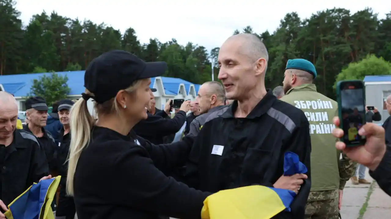 Image from 24 Канал | Новини України: 🫶 *Ще один етап обміну військовополоненими. Більшість героїв перебува...