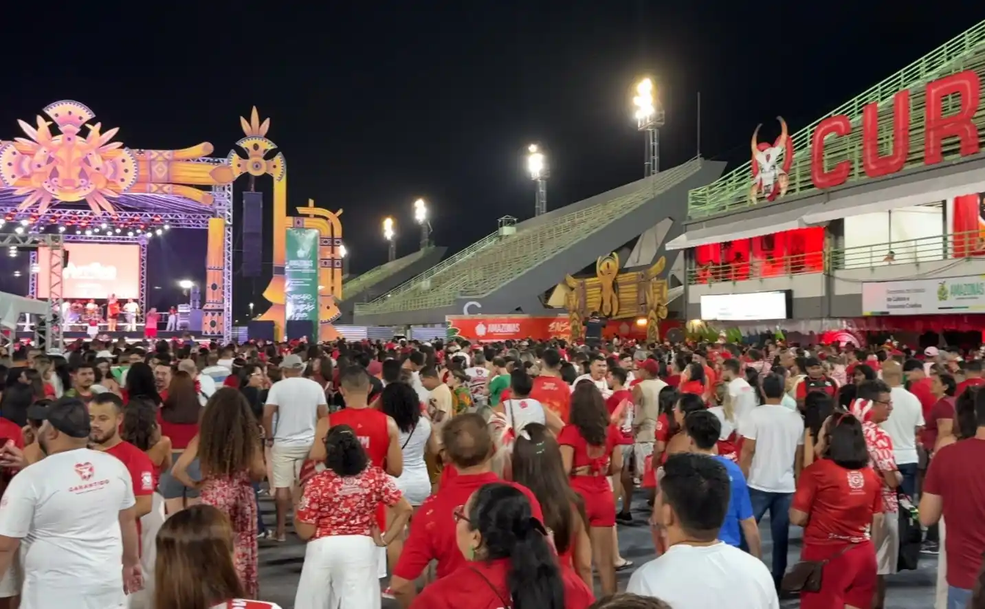 Image from g1 AM: *Último curral do Garantido em Manaus reúne torcida vermelha e branca ...