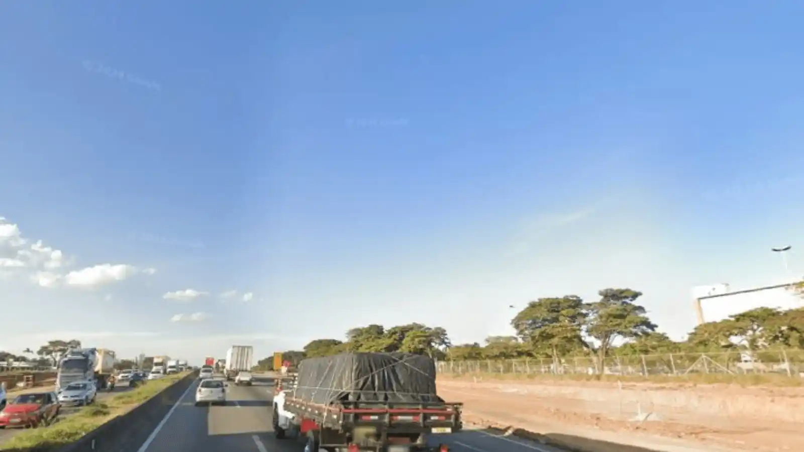 Image from Band.com.br: Acidente entre dois veículos interdita Dutra entre Roseira (SP) e Apar...