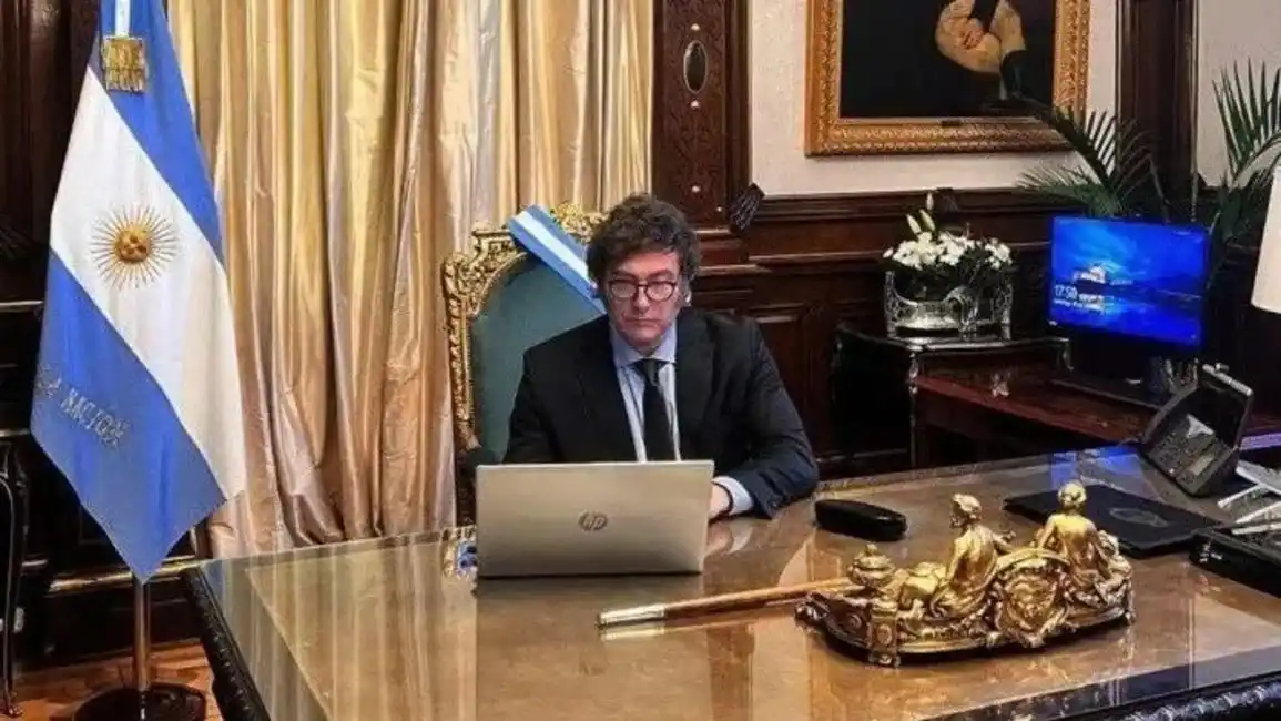 Image from El Tribuno Salta: *Ajuste: tras su gira por Europa y Asia, Milei prepara recortes en Sal...
