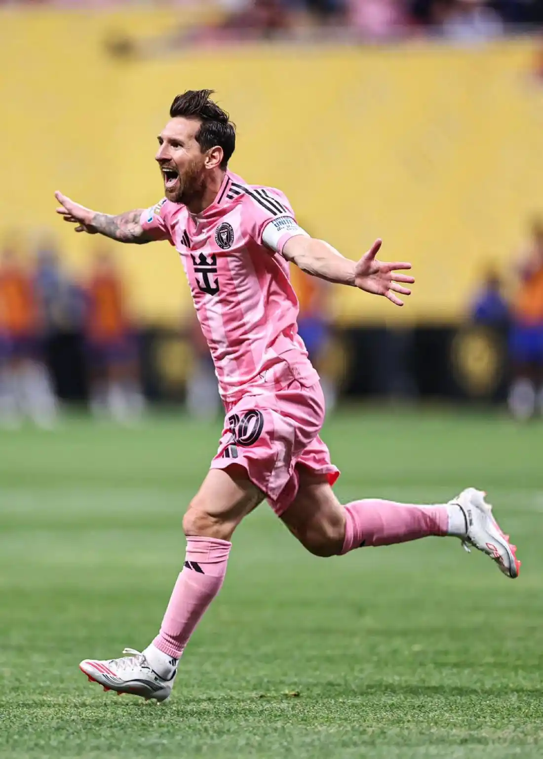 Image from LMFO🔵: Freekicks in 2011: 🇦🇷 Messi: 4 🇵🇹 CR7: 30  Freekicks in 2025: 🇦🇷...