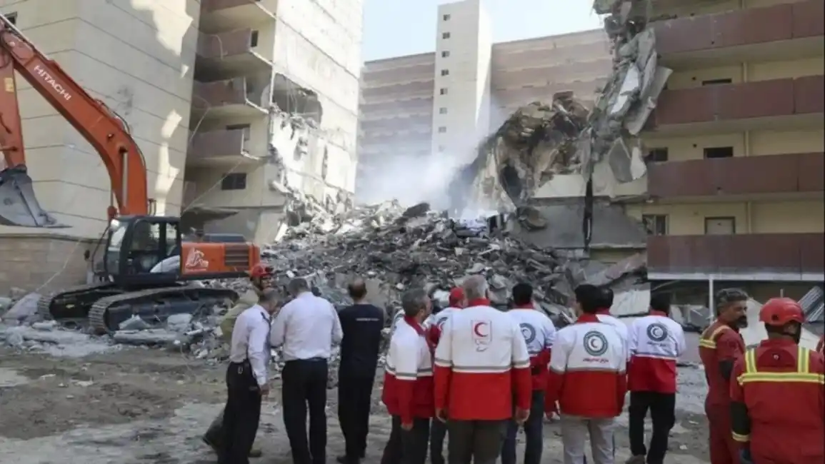 Image from El Tribuno Salta: *Irán confirmó al menos 430 muertos por ataques israelíes*  Por su par...