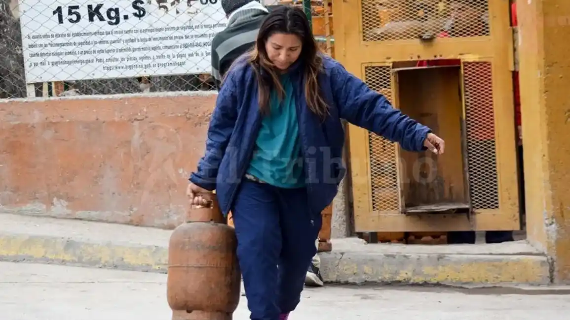 Image from El Tribuno Salta: *La garrafa en los barrios sale $25 mil y la Provincia la venderá a $1...