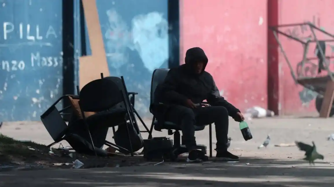 Image from El Tribuno Salta: *La pobreza baja más rápido que la indigencia en el país*  La clase me...