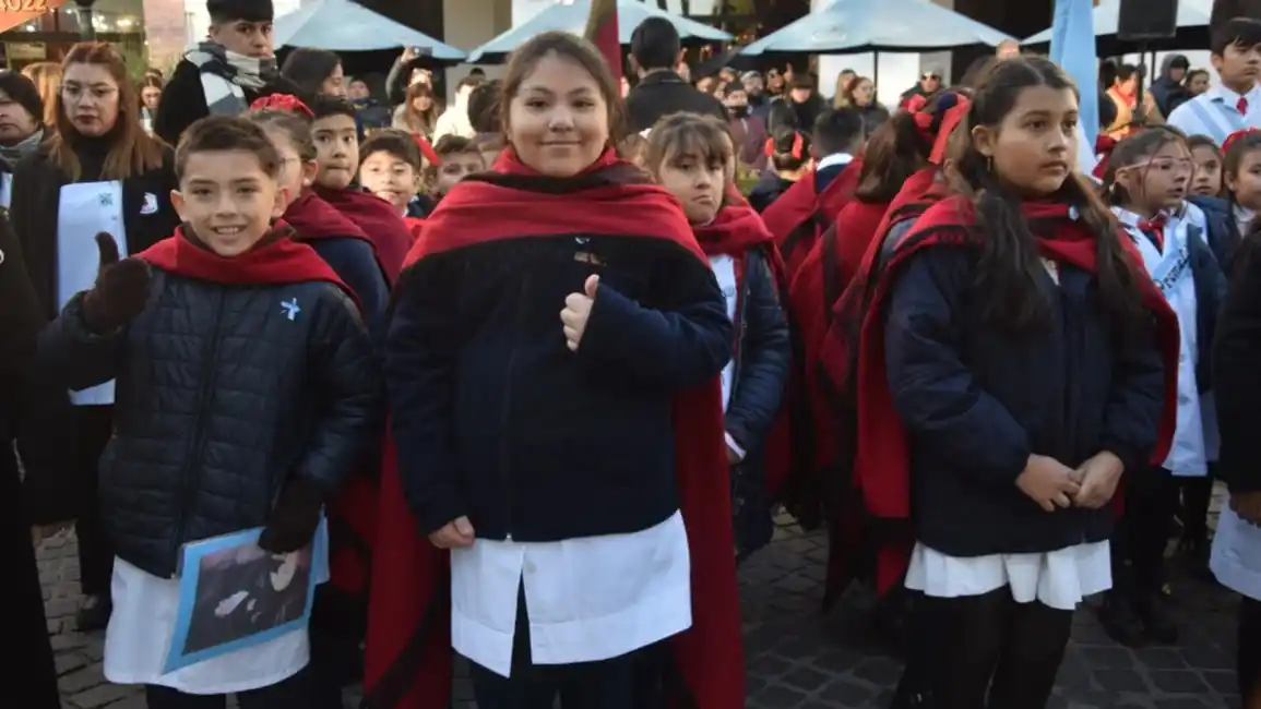Image from El Tribuno Salta: *La promesa de lealtad a la Bandera en la plaza 9 de Julio, reunió a l...