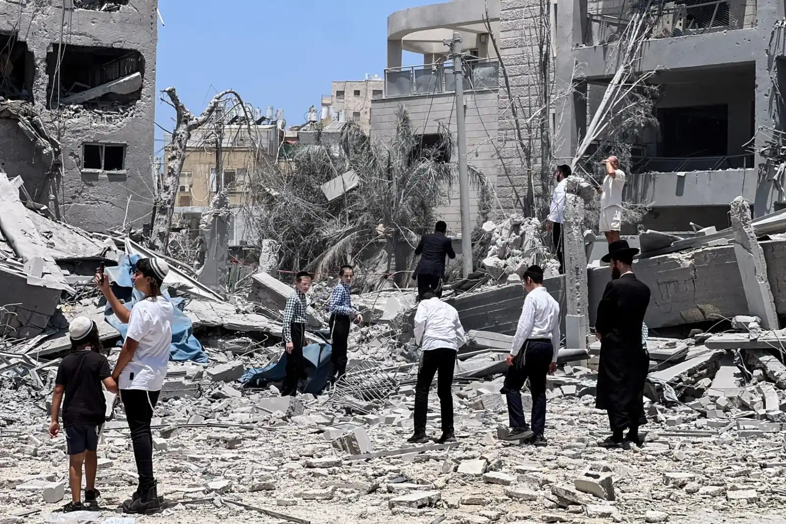 Image from Band.com.br: Mônica Bergamo: Políticos brasileiros em Israel são escoltados até a J...