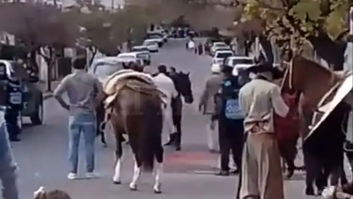 Image from El Tribuno Salta: *VIDEO. Desfile al general Güemes: preocupación por el estado de salud...