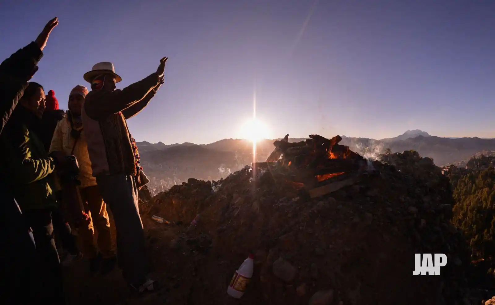 Image from johnarandiaperiodista: Año nuevo Aymara, así se vivió en uno de los miradores en La Paz! <a...