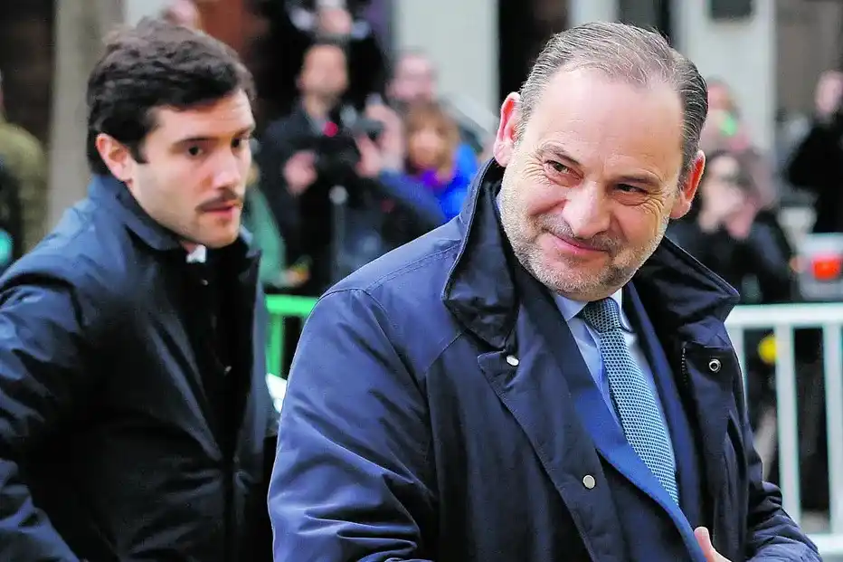 Image from CM Vidas: *Antigo ministro espanhol contratou atriz porno para... passear o cão*...