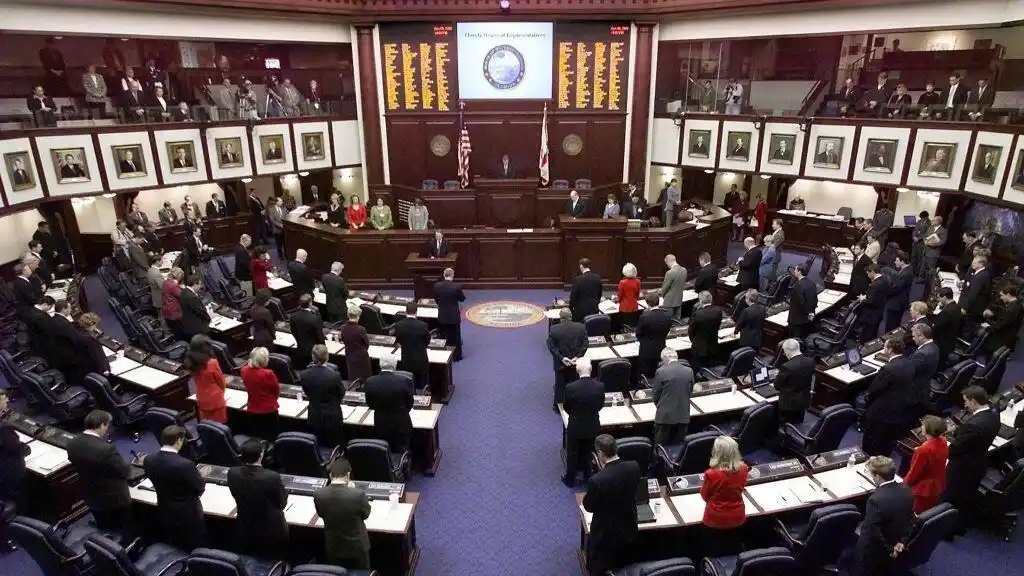 Image from Univision 23 Miami-FLL: *🏛️ Nuevo presupuesto de Florida: ¿quién gana y quién pierde?*  Escue...