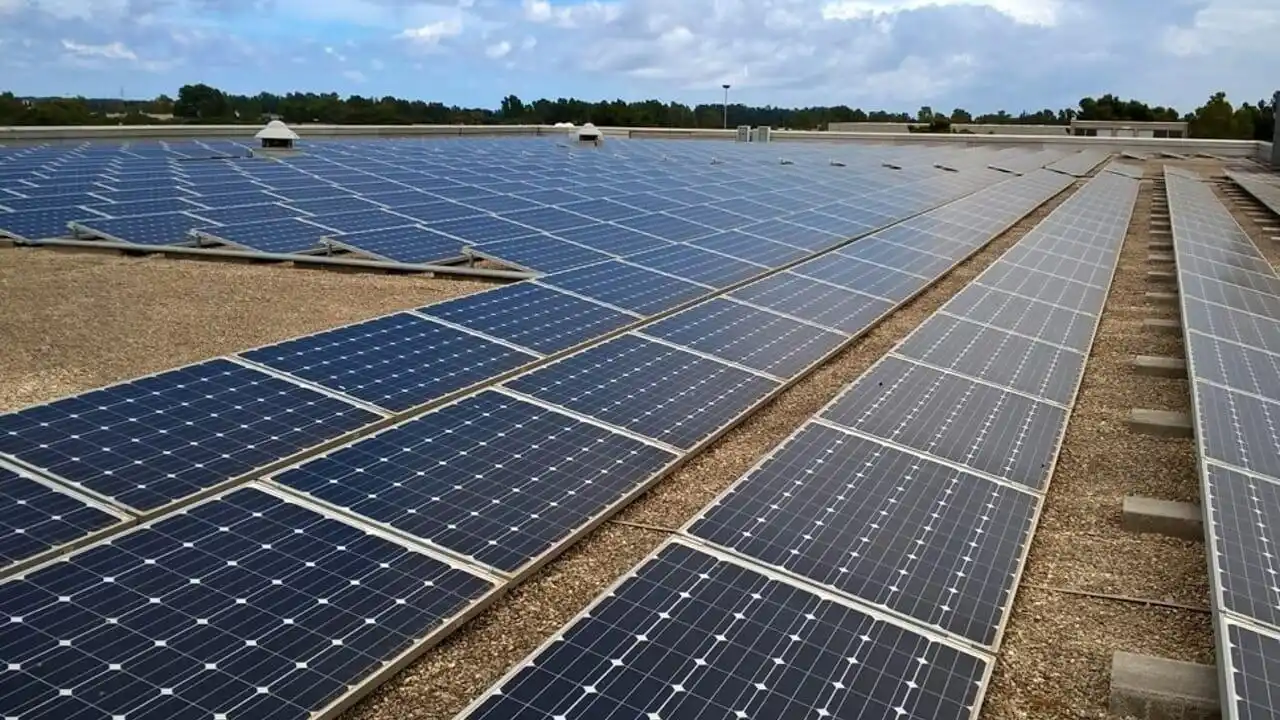 Image from Agrigentonotizie.it: Rimane folgorato mentre lavora in un impianto fotovoltaico, morto 26en...
