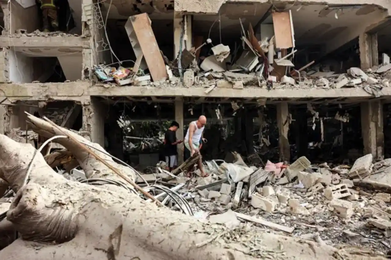 Image from صحيفة الثورة اليمنية: إعلام العدو الإسرائيلي: إصابة 16شخصا جراء الهجوم الإيراني  <a class="t...