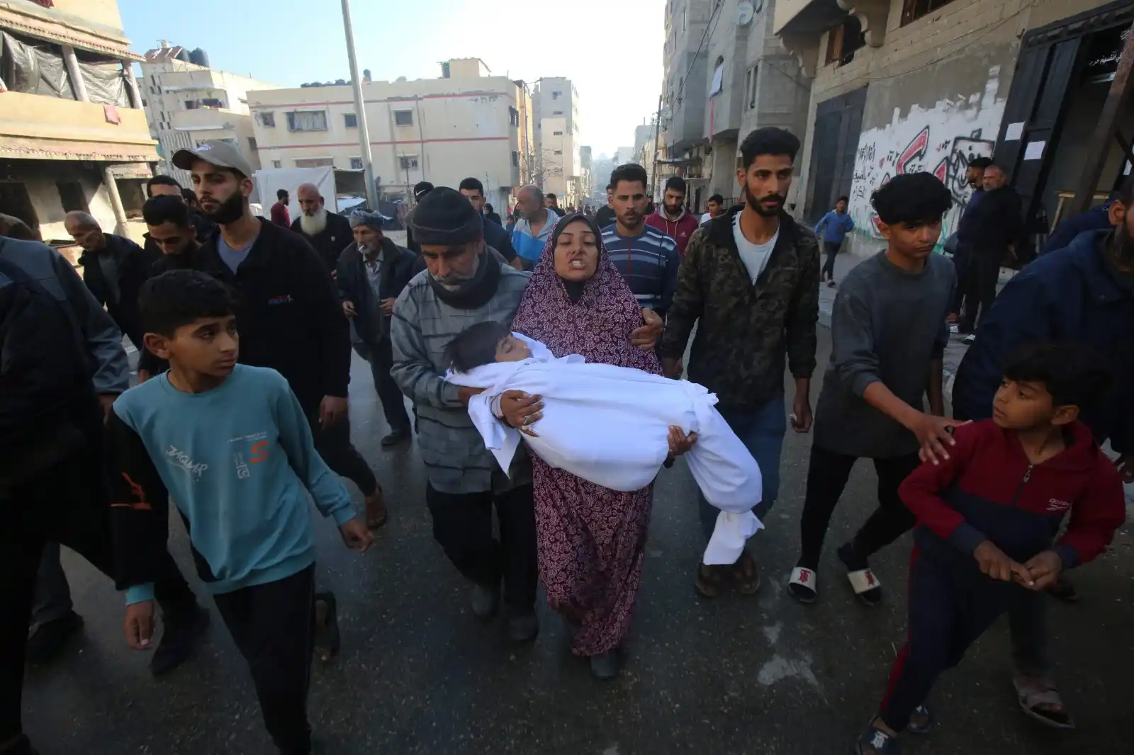 Image from صحيفة الثورة اليمنية: استشهاد واصابة عدداً من المواطنين الفلسطينيين في قصف العد الصهيوني وسط...