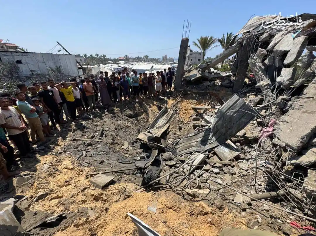 Image from صحيفة الثورة اليمنية: 🔴 بالصور | طائرات العدو الصهيوني تقصف منازل وخيام النازحين في مواصي خ...