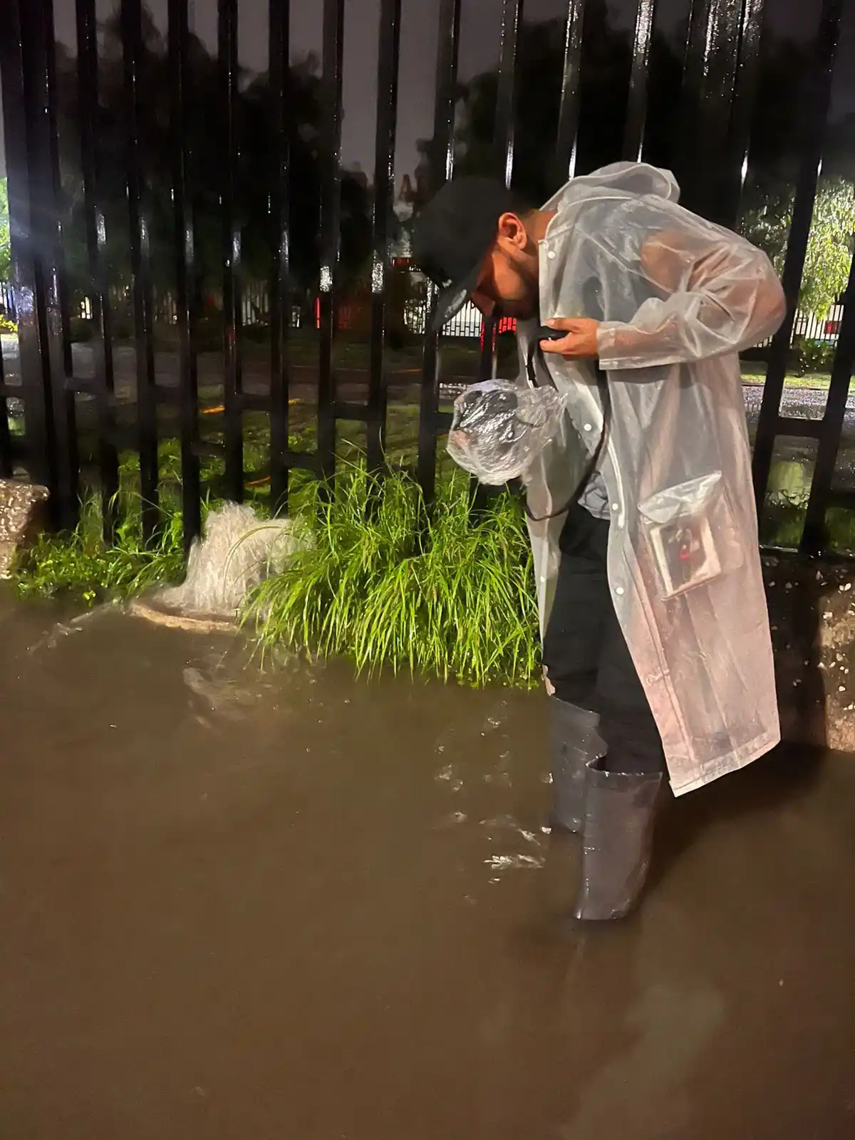 Image from El Sol del Centro 🗞️: Eso que ves es la banqueta, pero el nivel del agua ya supera la altura...
