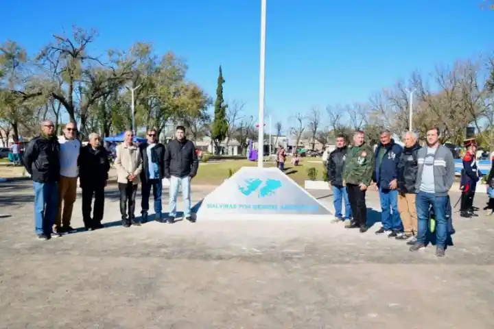 Image from Diario SINTESIS: Fray Luis Beltrán inauguró la Plaza Héroes de Malvinas  https://www.di...