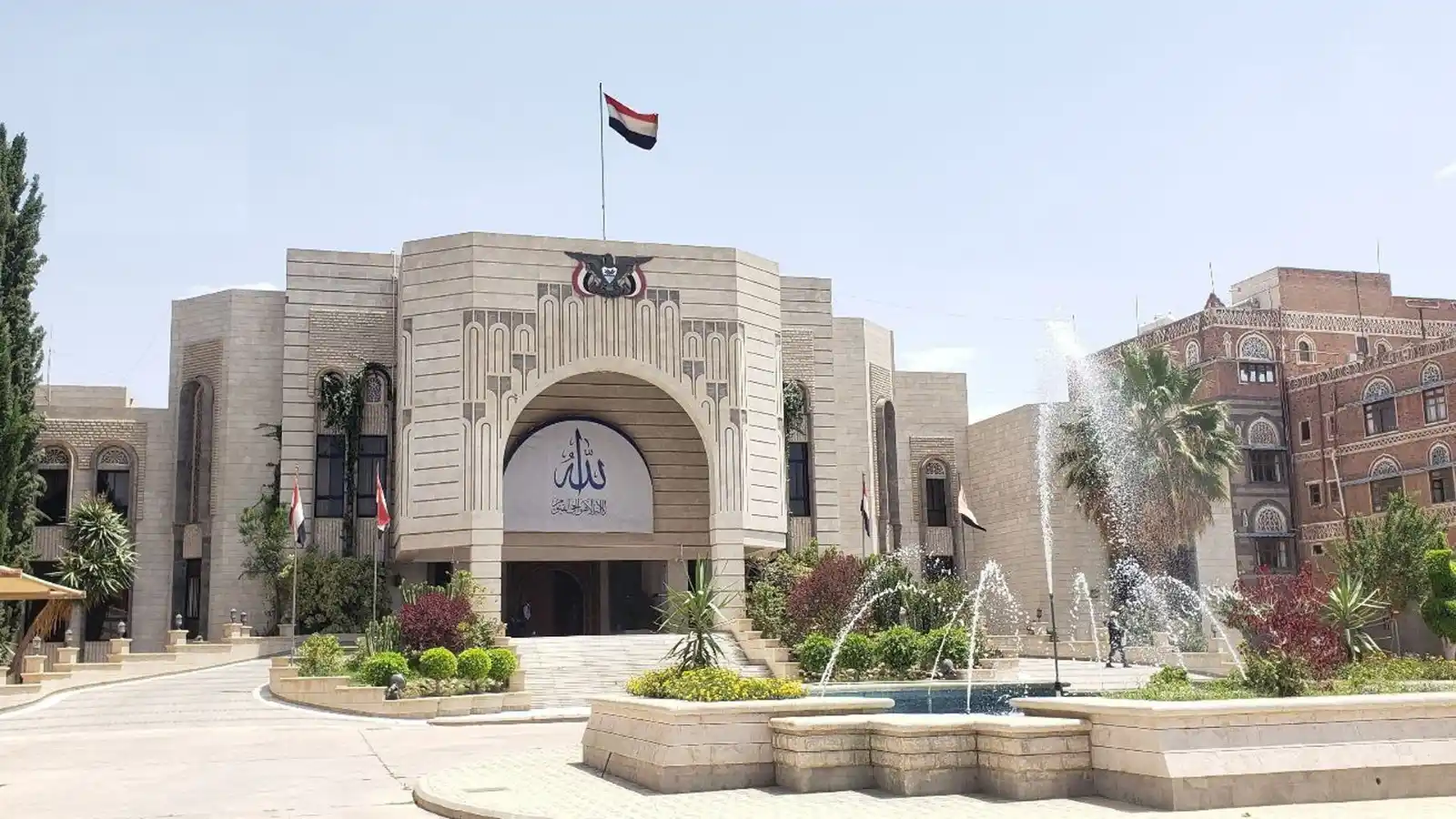 Image from صحيفة الثورة اليمنية: حكومة الجمهورية اليمنية "التغيير والبناء" تدين العدوان الأمريكي على إي...