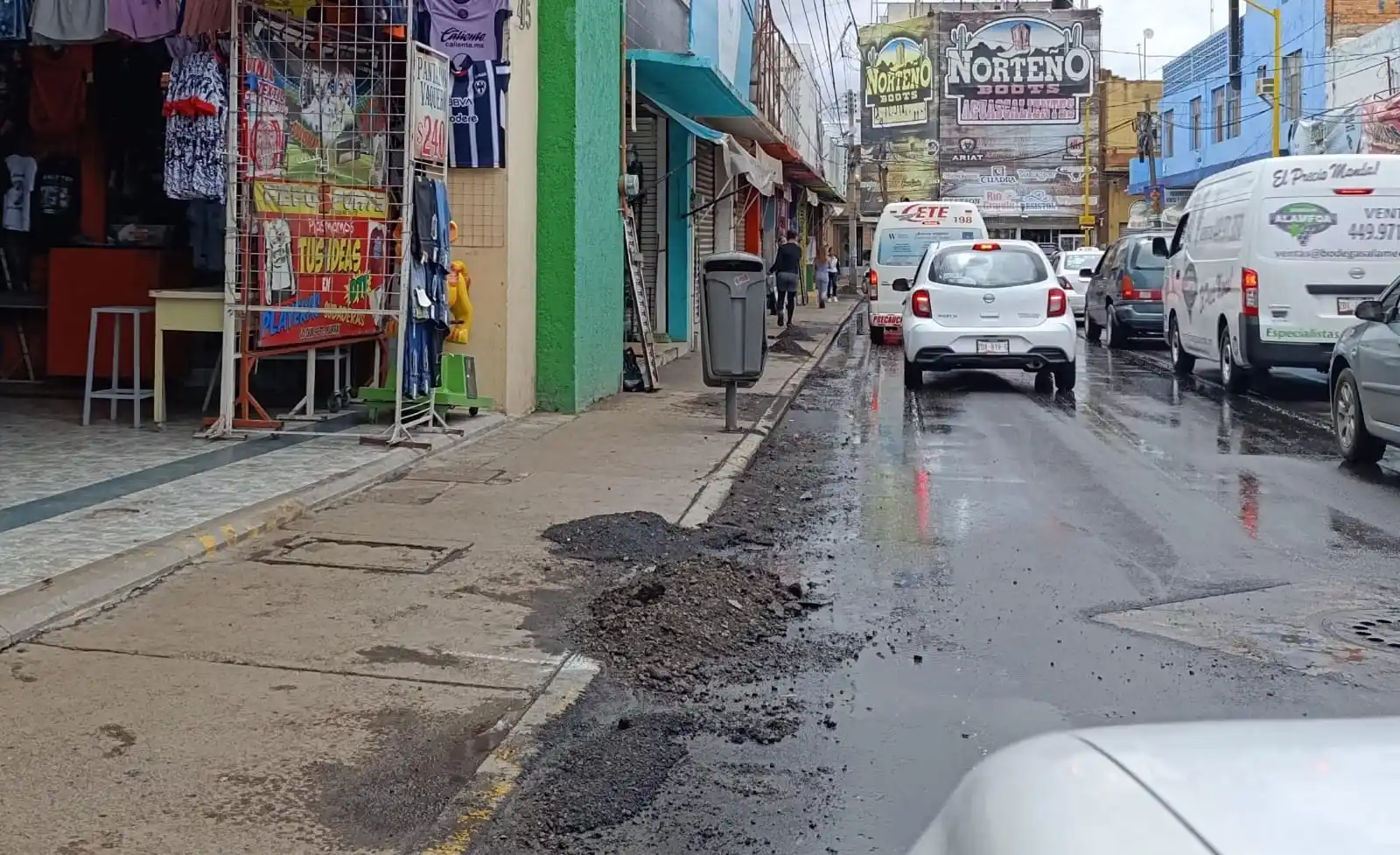Image from El Sol del Centro 🗞️: ⚠️ ⚠️ ⚠️ *¡Precaución, peatones!* Las banquetas de la calle Victoria e...