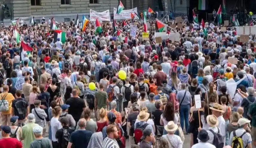 Image from صحيفة الثورة اليمنية: 🔴 تظاهرة حاشدة في العاصمة الأرحنتينية بوينس آيرس تندد باستمرار العدوا...